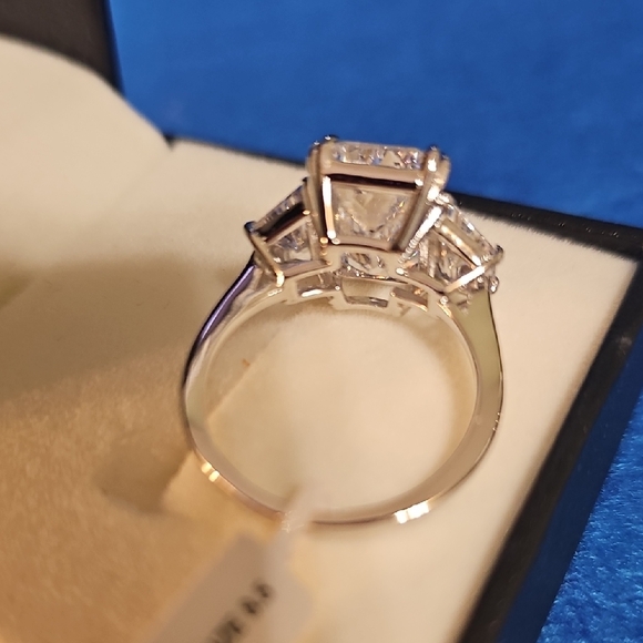 Ring - Picture 3 of 3